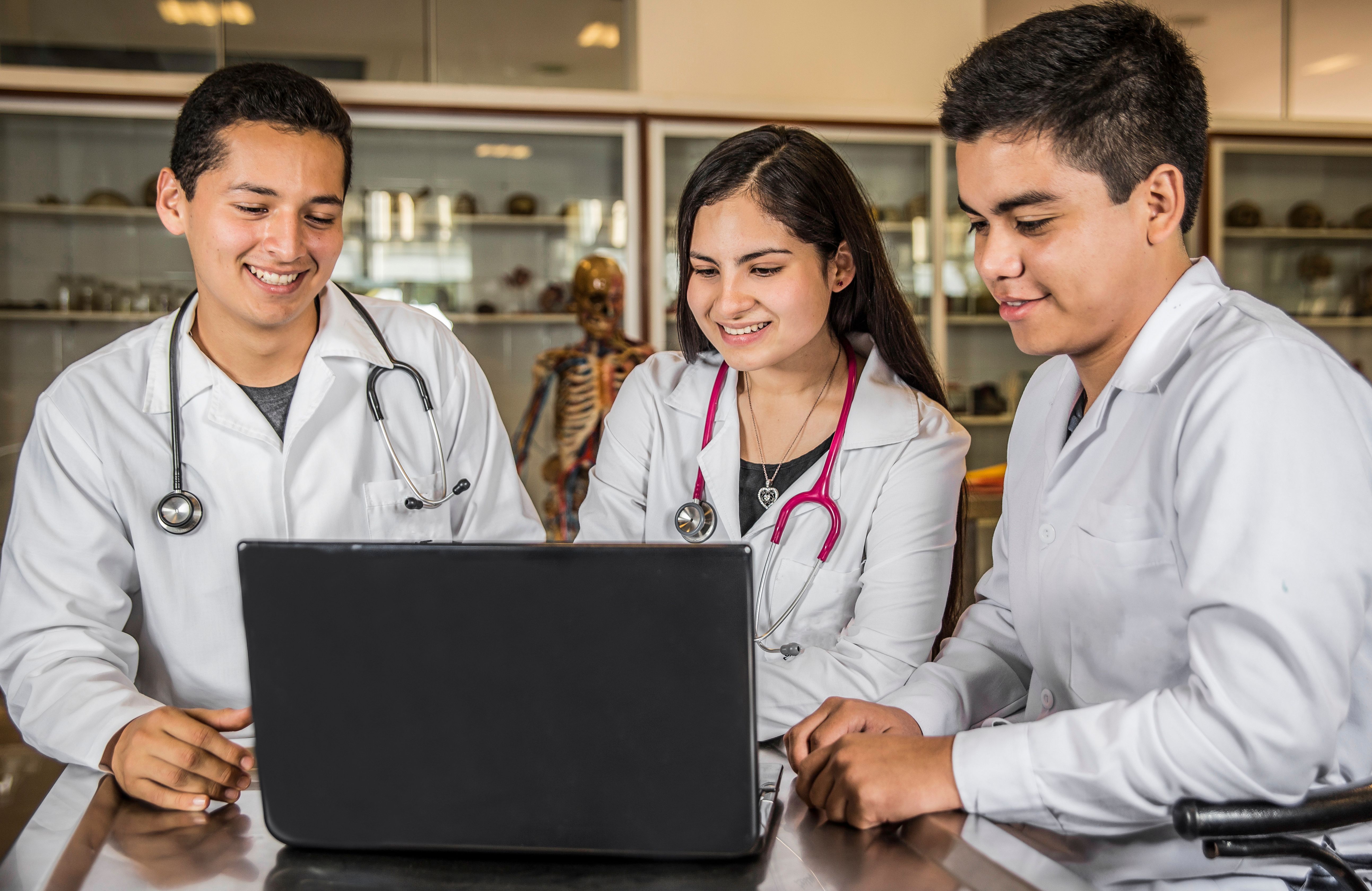 La Universidad Simón Bolívar abrió inscripciones para especialidades médicas, ¡lee nuestro artículo y conoce los detalles!