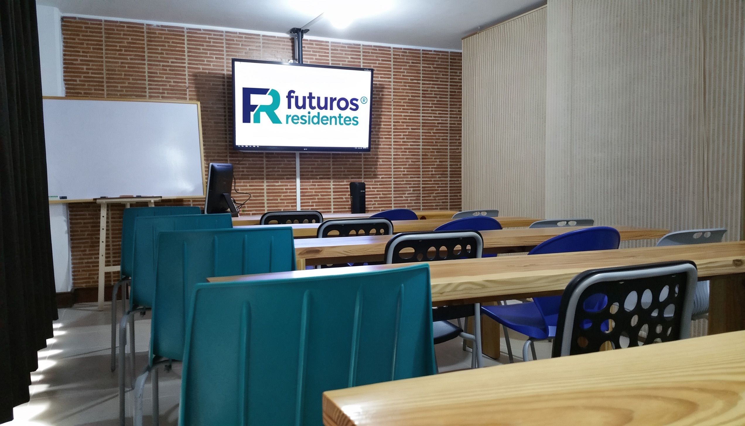 2017: Junto a su esposa Janeth, Juanes estructuró el Método FR —nacido de su propia experiencia—. Así nació Futuros Residentes, que empezó a transformar la preparación de los médicos en Medellín y sus alrededores.