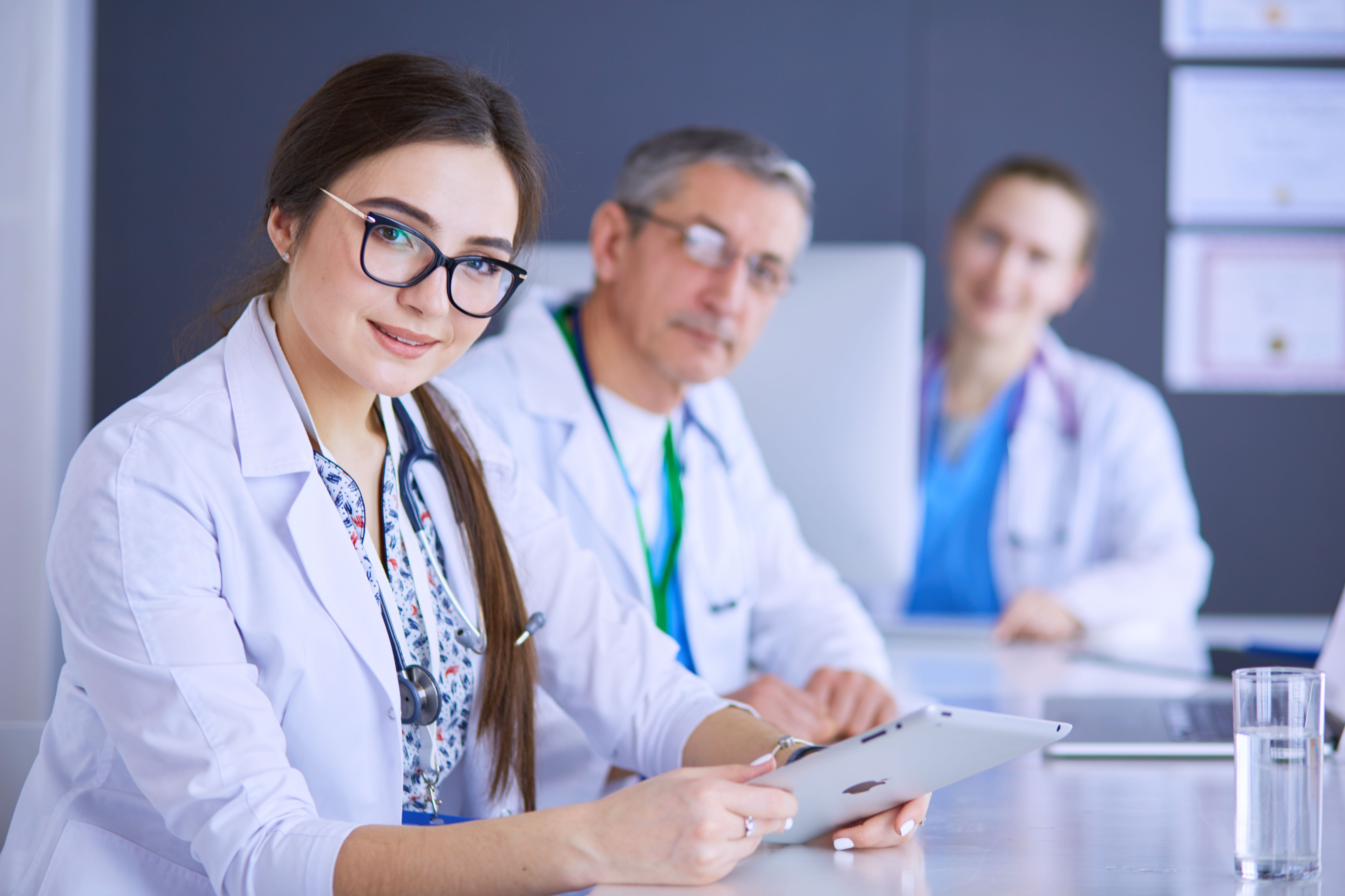 ¿Qué cambió en la Resolución 0115 de 2026 respecto a la 2350 de 2020 en el manejo de la desnutrición infantil?